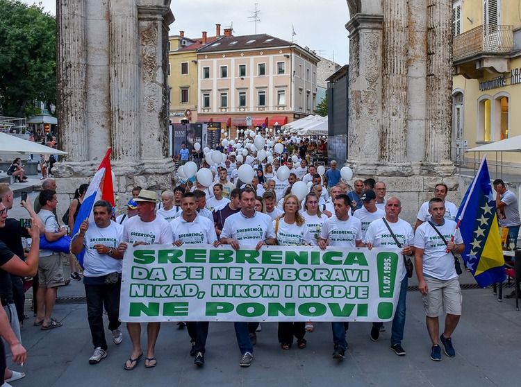 Mimohod sjećanja na žrtve genocida u Srebrenici prošao je pulskim ulicama. Da se ne zaboravi!